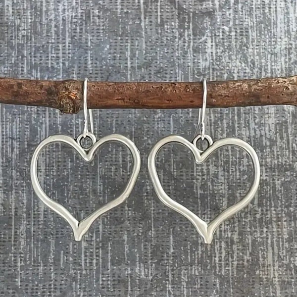 Silver Tone Heart Earrings,  Hammered Style Earrings, Classic Dangle Earrings, Everday Fashion Jewerly, Fashion Earrings