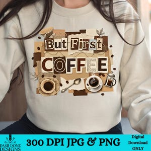 Könnte beinhalten: Cremefarbenes Sweatshirt mit einem Kaffee-Motiv. Die Grafik zeigt den Text "But First COFFEE" in einem Collage-Stil mit Kaffeebohnen, einem Löffel, einer Kaffeetasse und einer French Press. Das Design umfasst auch einen Kaffeefilter und eine Tasse auf einer Untertasse.