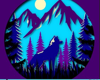 Op de afbeelding: Een digitaal papierknip-ontwerp met een wolf die in een bos staat met bergen op de achtergrond. Het ontwerp is in een cirkel met een blauwe lucht en een witte maan. De wolf is blauw, de bergen zijn paars en de bomen zijn zwart. Het ontwerp is perfect voor papierknippen, scrapbooking en andere knutselwerkzaamheden.