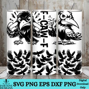 Pode incluir: Caneca branca com um desenho de corvo preto e o texto "F-CAW-F". O corvo é retratado com uma expressão zangada e é cercado por corvos voando. A parte inferior da caneca tem o texto "SVG PNG EPS DXF PNG".
