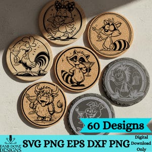 Könnte beinhalten: Sieben runde Untersetzer mit Cartoon-Tier-Designs, die jeweils ein Martini-Glas halten. Die Untersetzer bestehen aus Holz und Kork mit Schwarz-Weiß-Illustrationen. Das Bild enthält den Text "60 Designs" und "SVG PNG EPS DXF PNG".