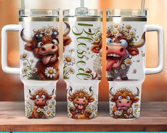 Könnte beinhalten: Weißer Becher mit einem Cartoon-Kuh-Design. Die Kuh hat eine Sonnenbrille, einen Gänseblümchenkranz und eine lange Zunge. Das Wort "Blessed" steht vertikal in Grün. Der Becher hat einen Griff und einen Strohhalm.