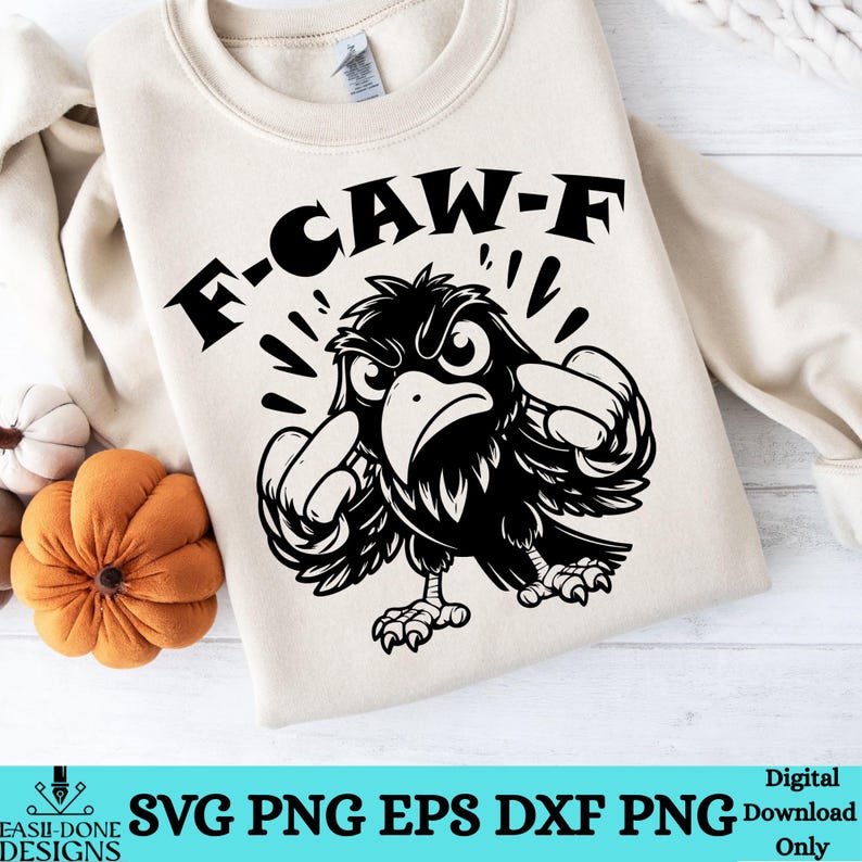 Puede incluir: Sudadera beige con un gr&aacute;fico negro de un cuervo enojado con el texto "F-CAW-F". El cuervo est&aacute; haciendo un pu&ntilde;o con ambas manos. La sudadera tiene cuello redondo y mangas largas. El dise&ntilde;o es una descarga digital.