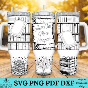 Könnte beinhalten: Ein weißer Becher mit einem schwarz-weißen Design aus Büchern und dem Text "Just One More Chapter". Der Becher hat einen Deckel und einen Strohhalm.