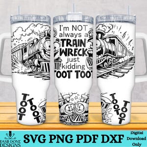 Op de afbeelding: Witte beker met een zwart-wit treindesign. De beker heeft een cartoon trein met de tekst "I'm NOT always a TRAIN WRECK just kidding TOOT TOOT". Het ontwerp bevat treinrails en het woord "TOOT".
