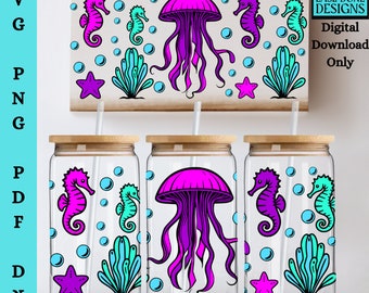 Pode incluir: Três copos de vidro transparente com tampas e canudos, com um design de cavalo-marinho, água-viva e algas marinhas. Os copos são decorados com cores rosa, roxo, azul e verde.
