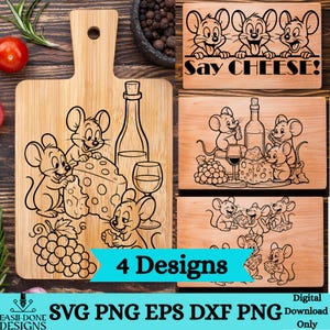 Op de afbeelding: Vier digitale ontwerpen met cartoonmuizen, kaas, wijnflessen en druiven. Eén ontwerp zegt "Say CHEESE!". Beschikbaar in SVG-, PNG-, EPS- en DXF-formaten. Een houten snijplank met handvat is ook te zien.