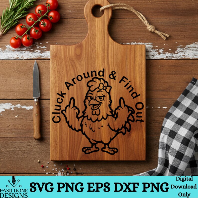 Op de afbeelding: Een witte keramische mok met een zwarte handgreep en de tekst "But First, Coffee" in een vetgedrukte, zwarte letter. De mok staat tegen een vage achtergrond, wat een gezellige setting suggereert.
