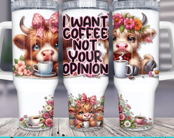 Könnte beinhalten: Ein weißer Becher mit einem rosa-weißen Blumendesign und einer Cartoon-Highland-Kuh mit einer rosa Schleife. Der Becher trägt den Text "I want coffee not your opinion" in rosa Buchstaben.