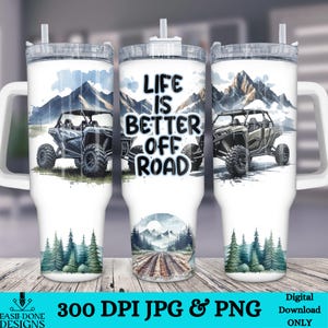 Könnte beinhalten: Weißer Becher mit einem umlaufenden Design mit Geländefahrzeugen, Bergen und Kiefern. Der Text "LIFE IS BETTER OFF ROAD" ist in der Mitte des Bechers zu sehen. Enthält einen weißen Griff und einen transparenten Deckel mit Strohhalm.