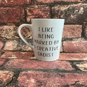 Me gusta estar marcado por una taza de café, una copa de vino o una jarra de cerveza sádica y creativa.