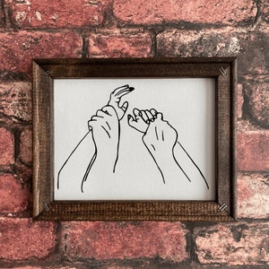 Mani tenute in alto su tela leggera, arte murale incorniciata