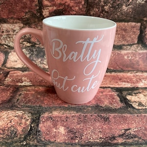 Taza de café, copa de vino y jarra de cerveza, todo un poco malcriado pero lindo.
