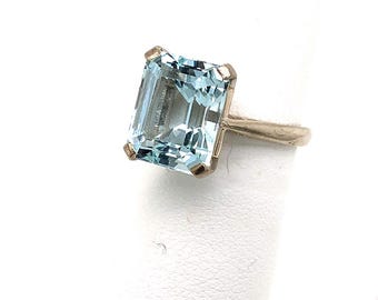 Aquamarine and White Gold Ring