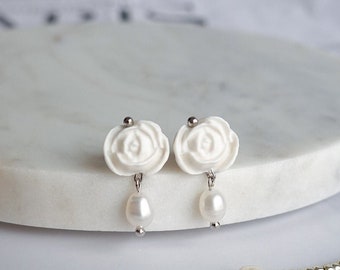 Boucles d'oreilles florales avec rose blanche et perle / Boucles d'oreilles roses en argile polymère / Boucles d'oreilles douces en argile / Boucles d'oreilles mignonnes en perles