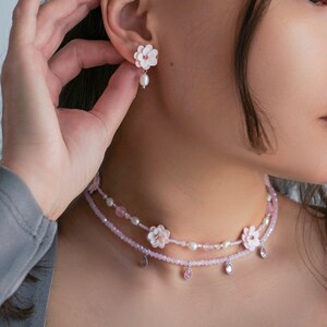 Parure de bijoux fleurs avec perles, quartz, perles, strass, argile polymère / Boucles d'oreilles fleurs en argile / Tour de cou de perles florales avec strass image 1