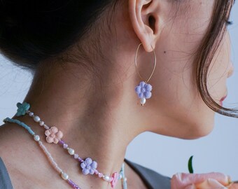 Colliers de perles avec des fleurs lumineuses / Parure de bijoux floraux avec perles, perles, argile polymère / Boucles d'oreilles florales en argile / Ensemble ras de cou coloré