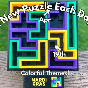 Może przedstawiać: Kolorowa układanka z czarną ramką, z geometrycznym wzorem w kolorze zielonym, fioletowym i ż&oacute;łtym. Tekst na układance brzmi "A New Puzzle Each Day!" i "Colorful Themes!" ze wskazaniem "Apr 19th". Mały blok m&oacute;wi "MARDI GRAS".