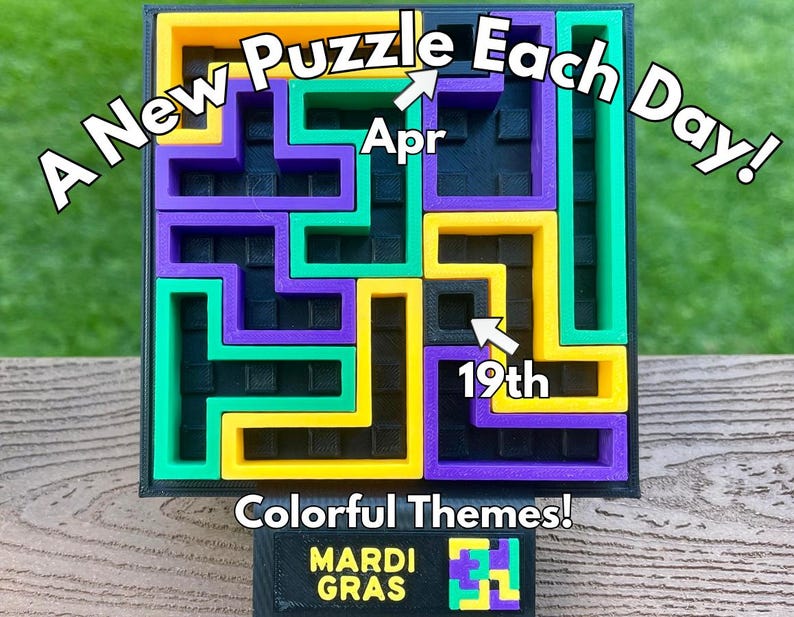 Może przedstawiać: Kolorowa układanka z czarną ramką, z geometrycznym wzorem w kolorze zielonym, fioletowym i ż&oacute;łtym. Tekst na układance brzmi "A New Puzzle Each Day!" i "Colorful Themes!" ze wskazaniem "Apr 19th". Mały blok m&oacute;wi "MARDI GRAS".