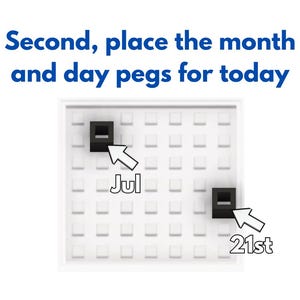 Może przedstawiać: Biały kalendarz z siatką małych kwadrat&oacute;w. U g&oacute;ry znajduje się tekst &bdquo;Second, place the month and day pegs for today&rdquo;. Na kalendarzu umieszczono dwa czarne kołki, jeden wskazujący &bdquo;Jul&rdquo;, a drugi &bdquo;21st&rdquo;.