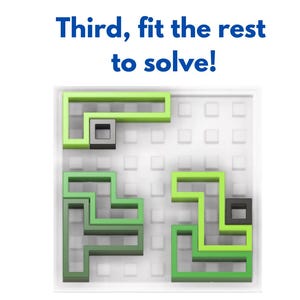 Może przedstawiać: Gra logiczna z zielonymi i czarnymi geometrycznymi kształtami na białej siatce. Tekst "Third, fit the rest to solve!" jest wyświetlany na niebiesko. Gra zawiera r&oacute;żne zazębiające się elementy.