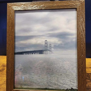 Emoldurado 8x10 Linda nevoenta Ponte Mackinac Lago Michigan Imagem 8 &quot;x 10&quot; Mackinaw Parede Foto Fotografia Moldura Bar Escritório Lobby Art Decor