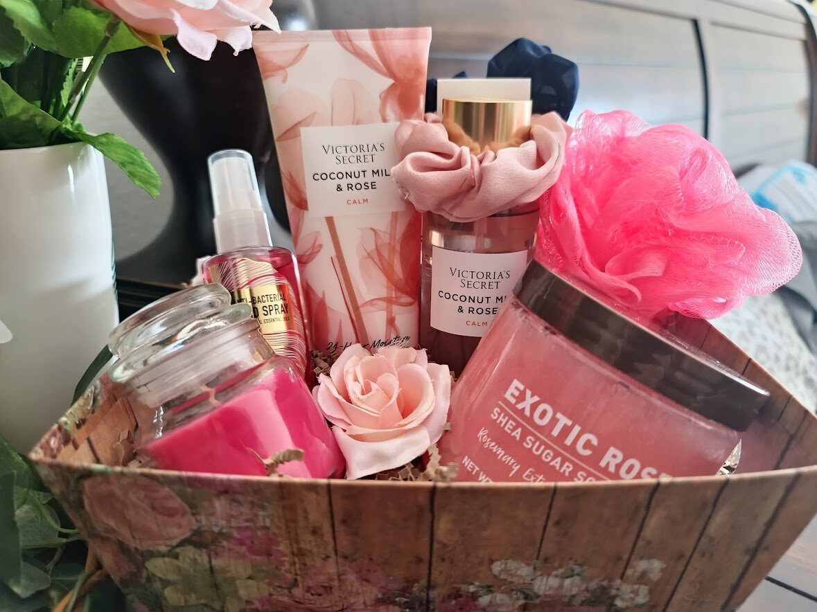 Pink gift basket  Pink gift basket, Best friend christmas gifts, Happy  birthday gifts