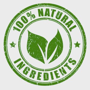 以下が含まれることがあります： 「100% NATURAL INGREDIENTS」の文字が円を描き、中央に2枚の葉のデザインが施された緑色の円形スタンプ。スタンプは使い古されたような質感で、両側に2つの星があります。