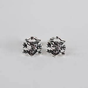 Pair  Of  Sterling  Silver  925  Skull  and  Crossbones  Ear  Stud  Earrings