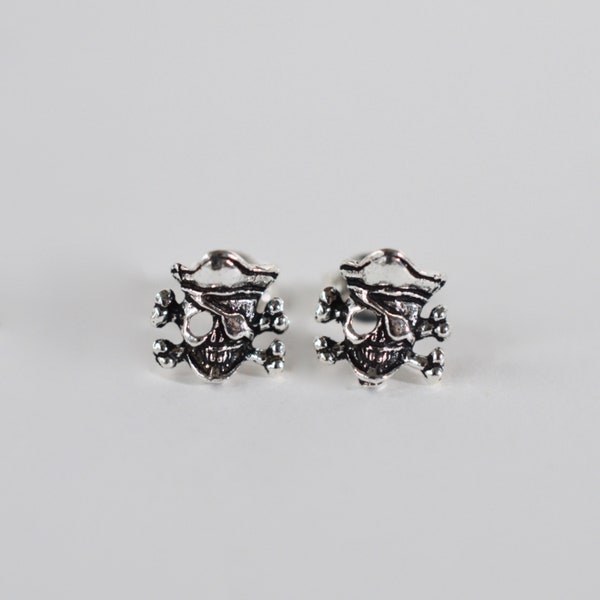 Pair  Of  Sterling  Silver  925  Skull  and  Crossbones  Ear  Stud  Earrings