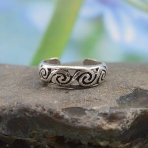 Può includere: Anello per dita dei piedi in argento con un design a onda vorticosa.