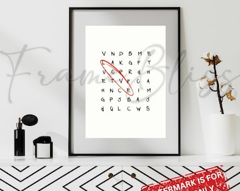 Könnte beinhalten: Ein gerahmter Druck mit einem Wortsuchrätsel in schwarzem Text auf weißem Hintergrund. Ein rotes Oval hebt ein Wort hervor. Der schwarz gerahmte Druck wird auf einem weißen Schrank mit einem schwarz-weißen geometrischen Design angezeigt. Ein rotes Wasserzeichen befindet sich in der unteren rechten Ecke.