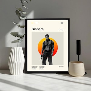 Puede incluir: Póster de película enmarcado para "Sinners" con una imagen en escala de grises de un hombre frente a un círculo naranja y amarillo. El título "Sinners" está en texto blanco en negrita. Dirigida por Ryan Coogler. Elenco y fecha de lanzamiento.