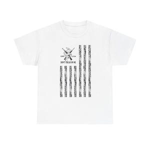 Può includere: Maglietta bianca con un design di bandiera americana in bianco e nero. La bandiera presenta un serpente e fucili incrociati con il testo "EST. 1776 DON'T TREAD ON ME".
