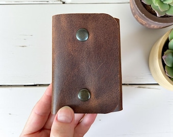 Carteira de couro marrom personalizada com fecho de pressão, porta-cartões fino e minimalista, carteira com prendedor de dinheiro estilo vintage rústico, presente para homens e mulheres