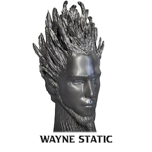Puede incluir: Un busto de una persona impreso en 3D de color plateado con un peinado puntiagudo en forma de llama. El busto está sobre un fondo blanco. El texto "WAYNE STATIC" está impreso debajo del busto.
