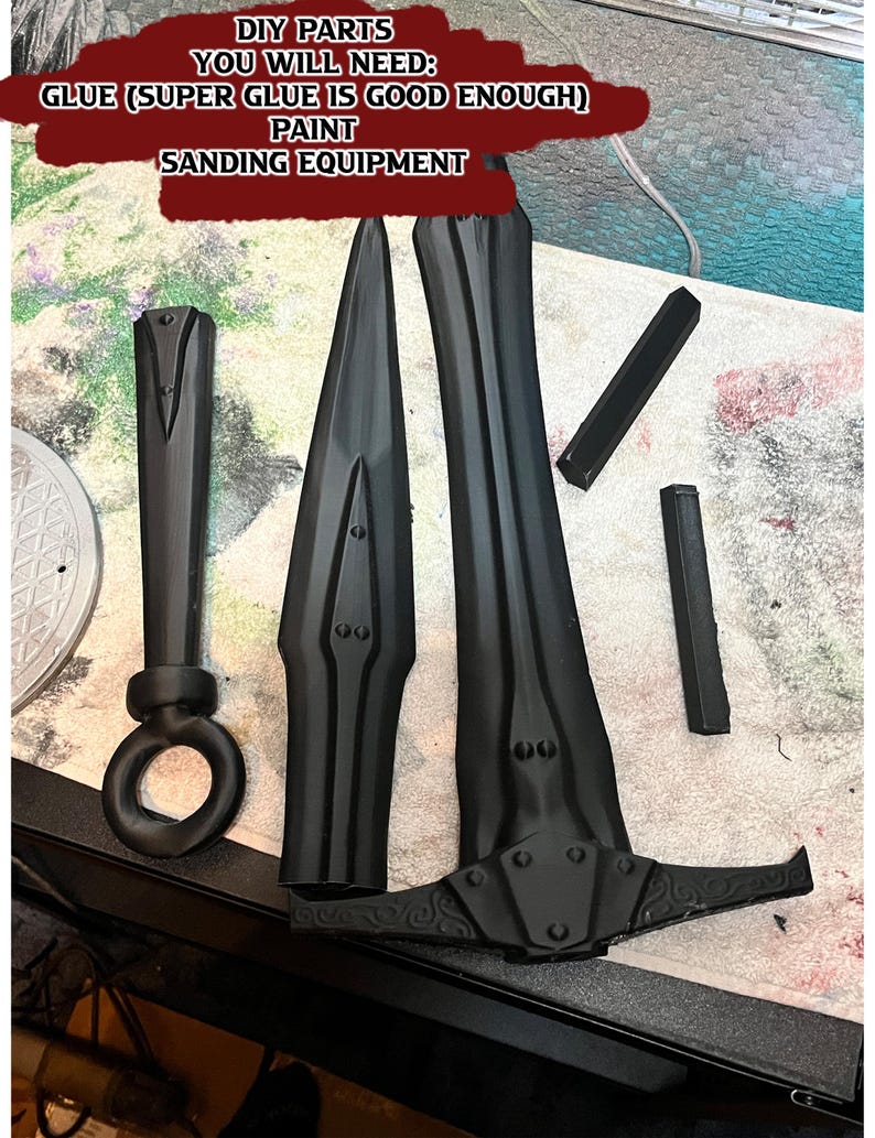K&ouml;nnte beinhalten: Schwarze Plastikteile f&uuml;r ein DIY-Schwertprojekt. Die Teile umfassen die Klinge, den Griff und den Knauf. Der Text auf dem Bild lautet "DIY PARTS YOU WILL NEED: GLUE (SUPER GLUE IS GOOD ENOUGH) PAINT SANDING EQUIPMENT".