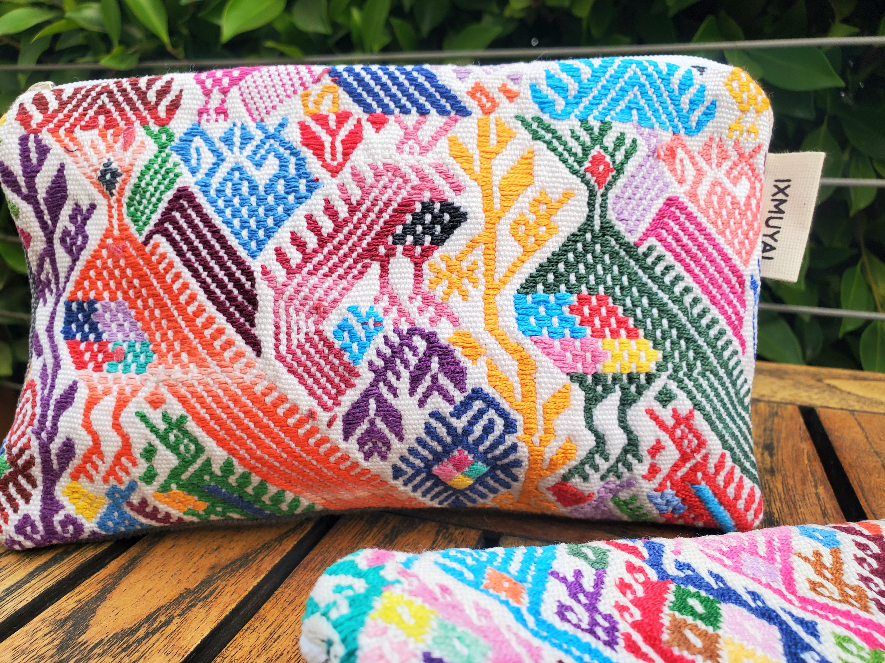 メキシコの手作りの刺繍　手織機で織られた手作りクッションカバー メキシコの手作りの刺繍 手織機で織られた手作りクッション