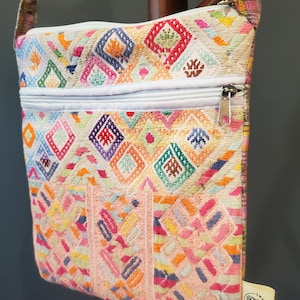 Bolsa tiracolo fofa feita de um huipil vintage em tons de rosa claro com bordado geométrico, Guatemala. Ideia de presente. 10 x 8,5 polegadas