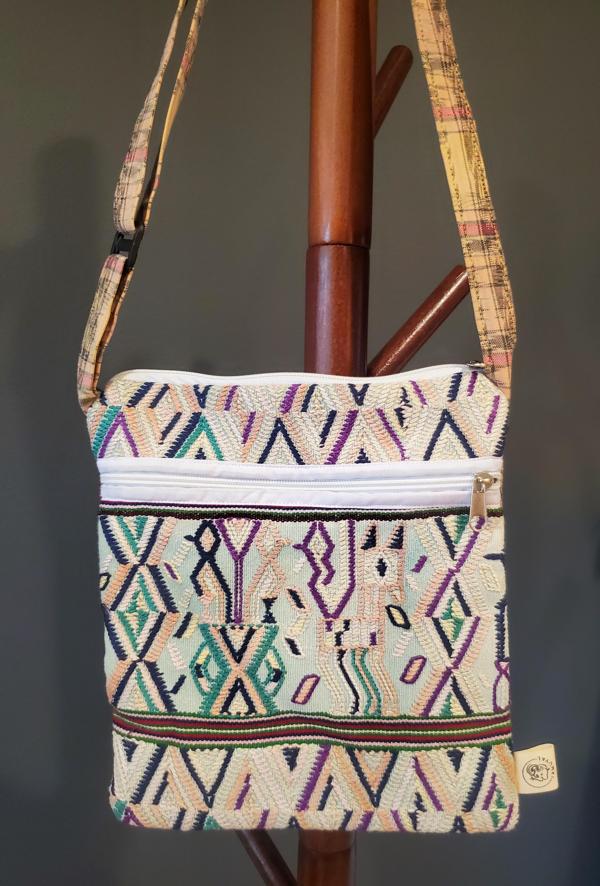 Graziosa borsa a tracolla realizzata in un huipil vintage di Nebaj