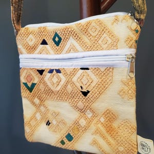 Linda bolsa tiracolo feita de um huipil vintage de Nahuala em tons de bege com bordado geométrico, Guatemala. Ideia de presente. 8 x 7,5 polegadas.