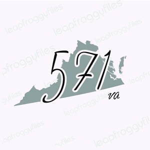 Puede incluir: Un contorno gris del estado de Virginia con el número 571 escrito en cursiva negra. El texto "va" está escrito en negro debajo del número.
