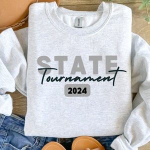 Puede incluir: Sudadera gris con el texto "STATE Tournament 2024" impreso en la parte delantera.