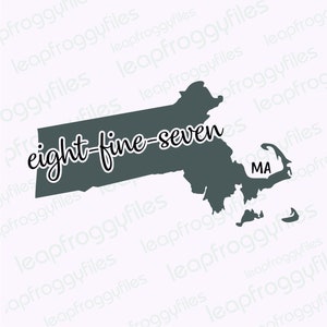 Könnte beinhalten: Eine graue Umrandung des Bundesstaates Massachusetts mit dem Text "eight-fine-seven" über dem Bundesstaat und "MA" in der unteren rechten Ecke des Bundesstaates.