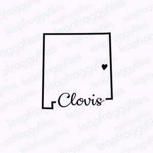 Puede incluir: Un contorno en blanco y negro del estado de Nuevo México con un corazón en la parte este del estado y la palabra "Clovis" escrita debajo del contorno.
