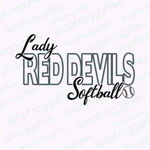 Puede incluir: Diseño gráfico en negro y gris con el texto "Lady Red Devils Softball" y un gráfico de béisbol.