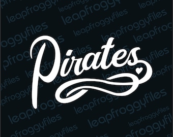 Puede incluir: Texto blanco en cursiva sobre un fondo negro que dice "Pirates". El texto está estilizado con un corazón al final de la palabra y un remolino decorativo debajo.