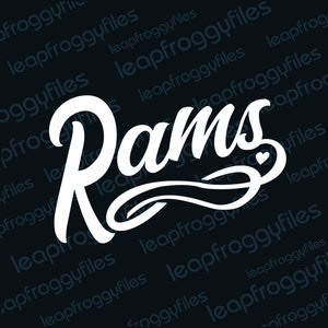 Puede incluir: Texto blanco en cursiva que dice "Rams" con un pequeño corazón blanco en la esquina inferior derecha del texto.