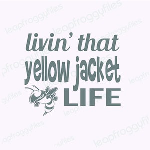 Puede incluir: Un diseño gráfico gris y blanco con una abeja de dibujos animados y el texto "livin' that yellow jacket LIFE".