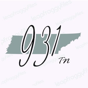 Puede incluir: Un contorno gris del estado de Tennessee con el número 931 escrito en letra cursiva negra. El texto "Tn" está escrito en letra cursiva negra debajo del contorno del estado.